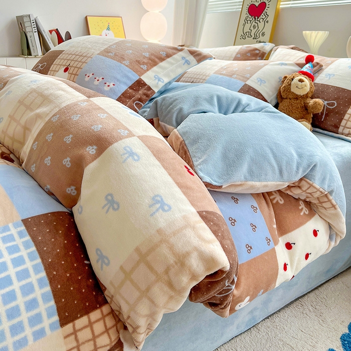 91家纺网 家纺一手货源 找家纺 简一 2025新款小清新牛奶绒印花四件套-卡通系列格子美拉兔