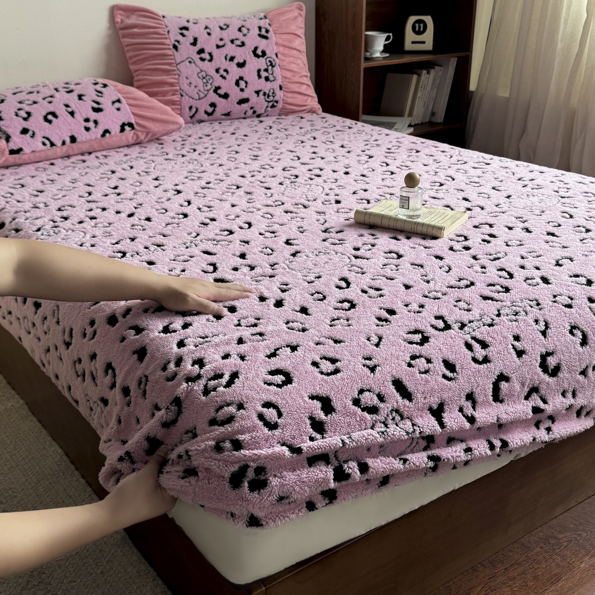 91家纺网 家纺一手货源 找家纺 新印象 2025新款阳离子绒保暖床笠 阳离子绒-斑豹粉