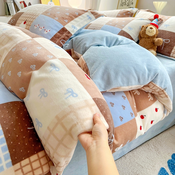 91家纺网 家纺一手货源 找家纺 简一 2025新款小清新牛奶绒印花四件套-卡通系列格子美拉兔