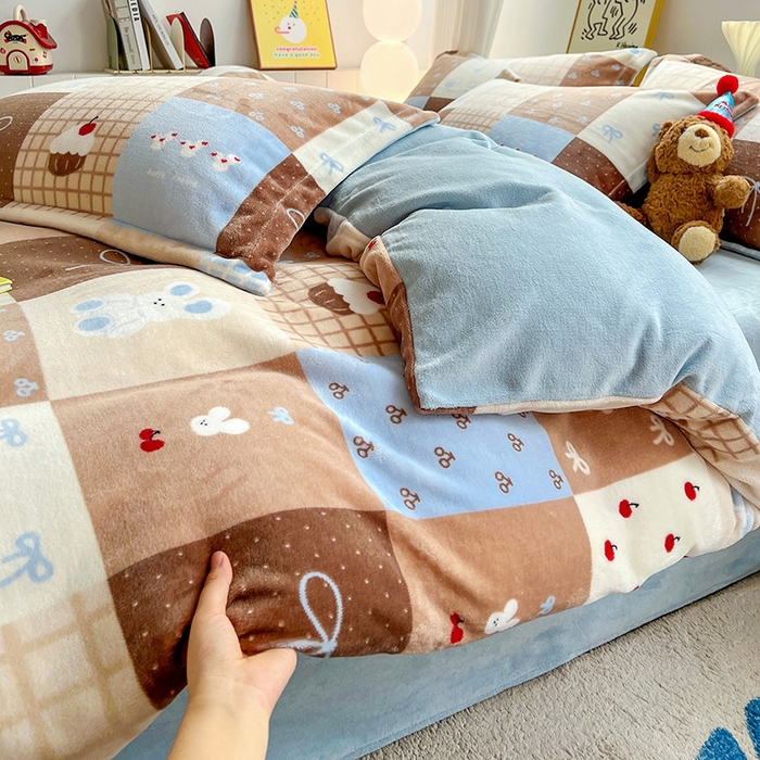 91家纺网 家纺一手货源 找家纺 简一 2025新款小清新牛奶绒印花四件套-卡通系列格子美拉兔