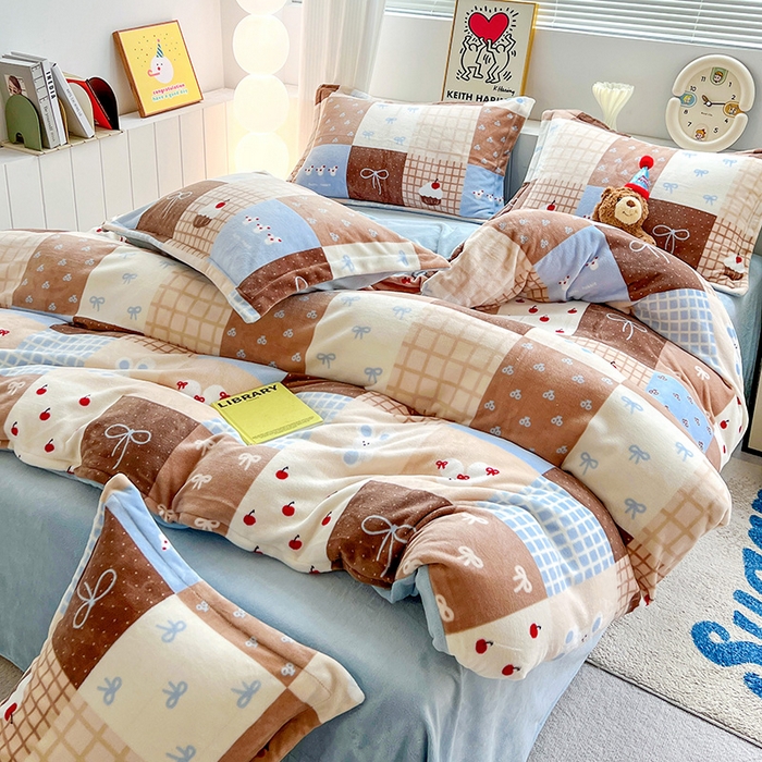 91家纺网 家纺一手货源 找家纺 简一 2025新款小清新牛奶绒印花四件套-卡通系列格子美拉兔