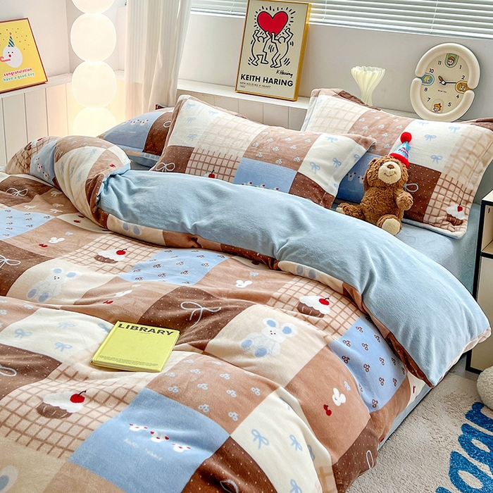 91家纺网 家纺一手货源 找家纺 简一 2025新款小清新牛奶绒印花四件套-卡通系列格子美拉兔