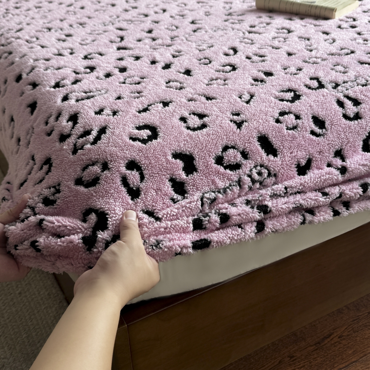 91家纺网 家纺一手货源 找家纺 新印象 2025新款阳离子绒保暖床笠 阳离子绒-斑豹粉