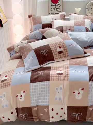 91家纺网 家纺一手货源 找家纺 简一 2025新款小清新牛奶绒印花四件套-卡通系列格子美拉兔