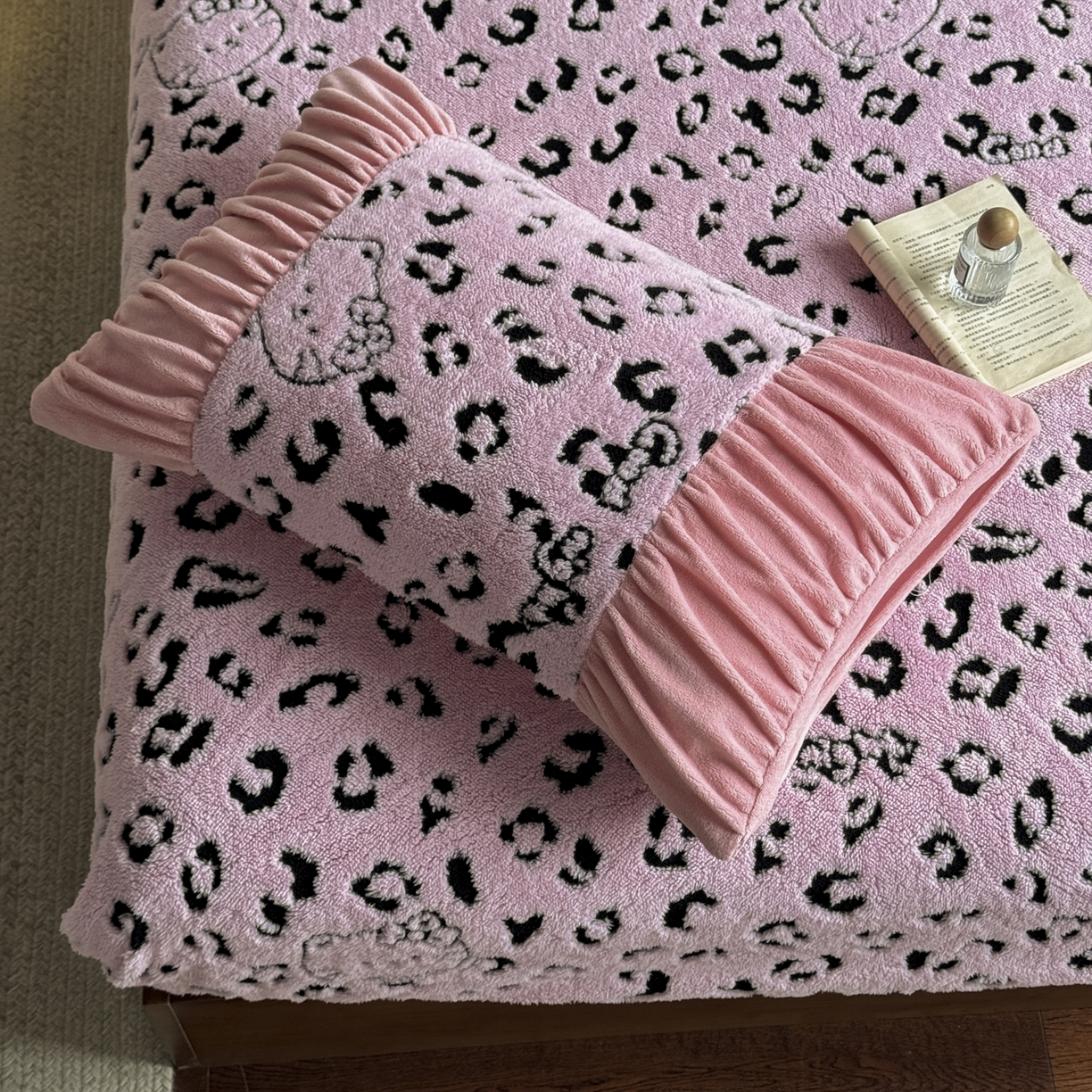 91家纺网 家纺一手货源 找家纺 新印象 2025新款阳离子绒保暖床笠 阳离子绒-斑豹粉