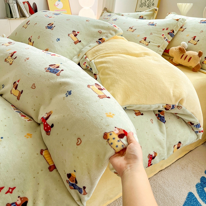 91家纺网 家纺一手货源 找家纺 简一 2025新款小清新牛奶绒印花四件套-卡通系列腊肠狗联盟