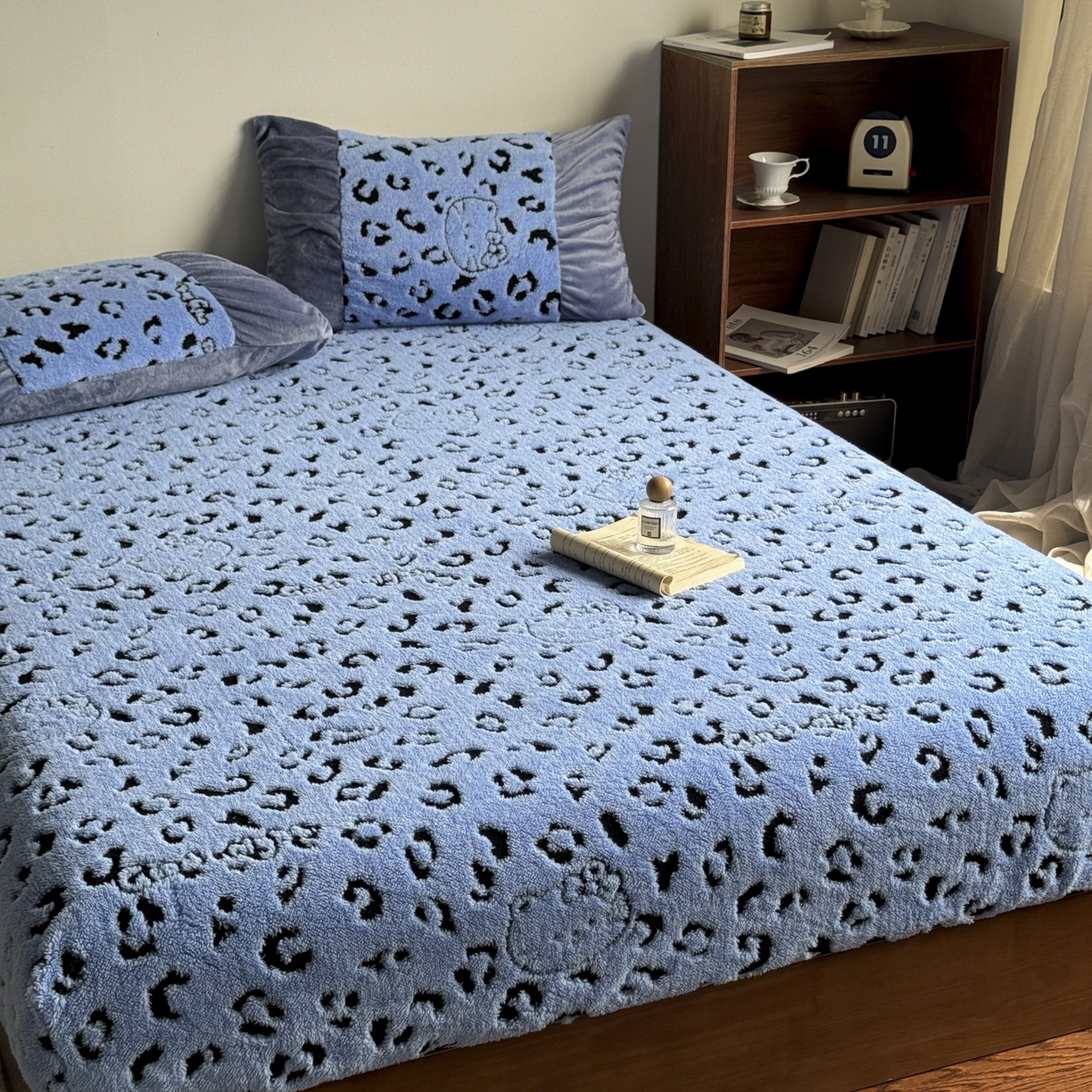 91家纺网 家纺一手货源 找家纺 新印象 2025新款阳离子绒保暖床笠 阳离子绒-斑豹蓝