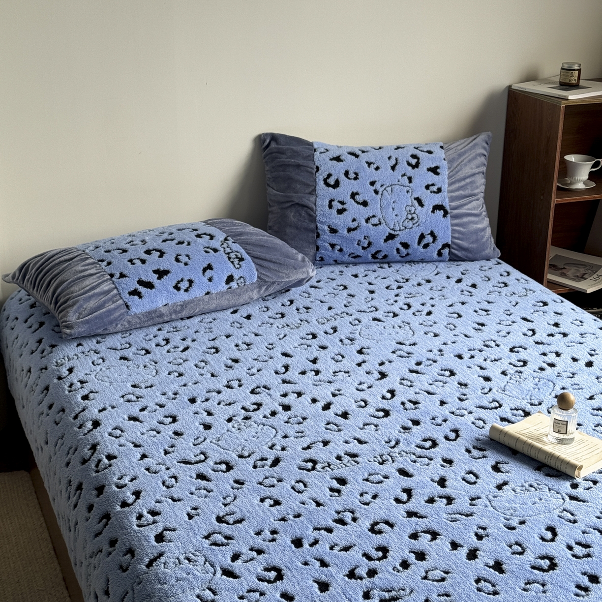 91家纺网 家纺一手货源 找家纺 新印象 2025新款阳离子绒保暖床笠 阳离子绒-斑豹蓝
