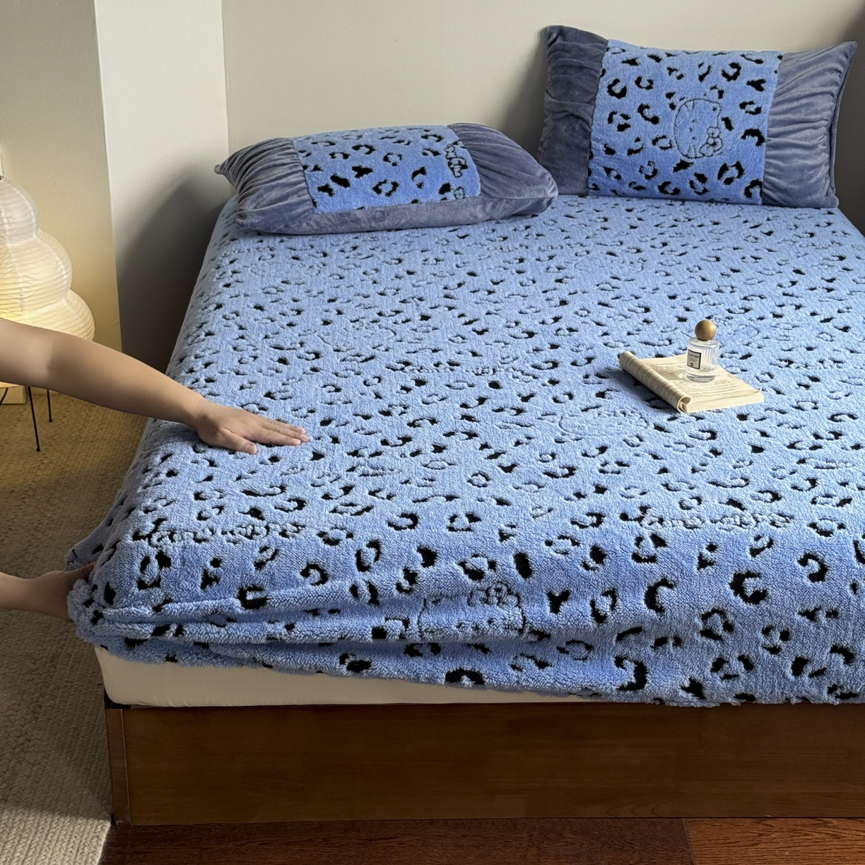 91家纺网 家纺一手货源 找家纺 新印象 2025新款阳离子绒保暖床笠 阳离子绒-斑豹蓝
