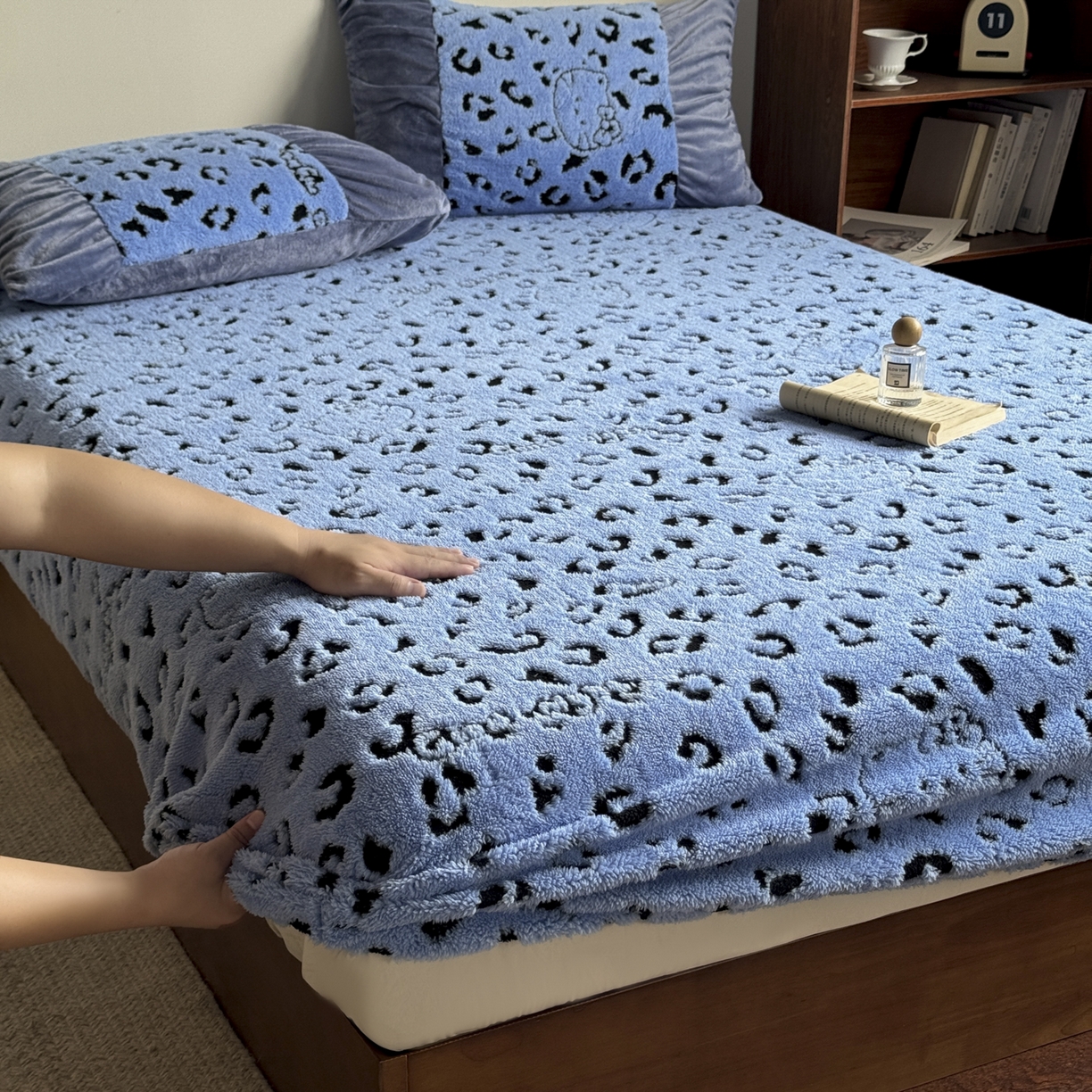 91家纺网 家纺一手货源 找家纺 新印象 2025新款阳离子绒保暖床笠 阳离子绒-斑豹蓝