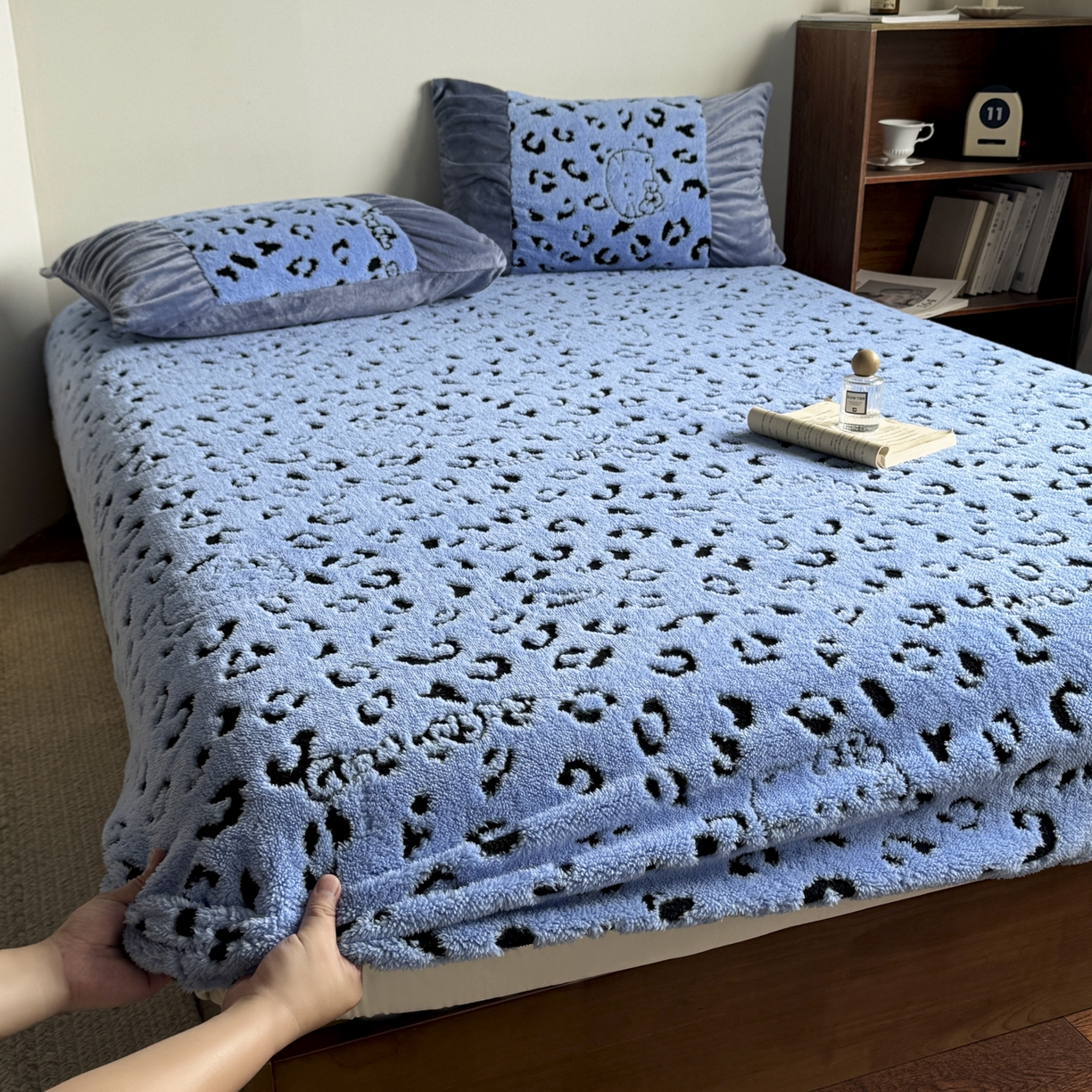 91家纺网 家纺一手货源 找家纺 新印象 2025新款阳离子绒保暖床笠 阳离子绒-斑豹蓝