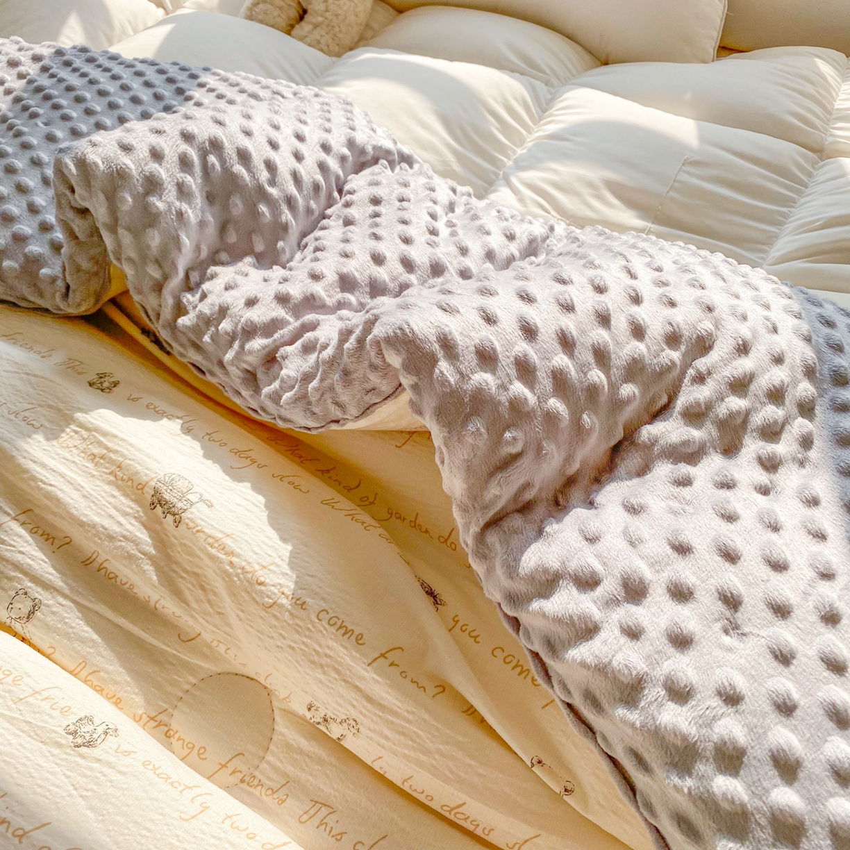 91家纺网 家纺一手货源 找家纺 美宜家 2025新款豆豆绒冬被子皱皱棉提花春秋被芯豆豆被 吉利熊