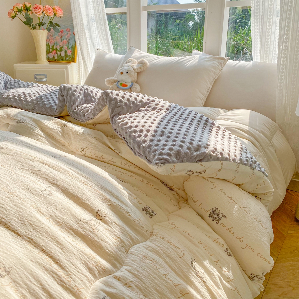 91家纺网 家纺一手货源 找家纺 美宜家 2025新款豆豆绒冬被子皱皱棉提花春秋被芯豆豆被 吉利熊