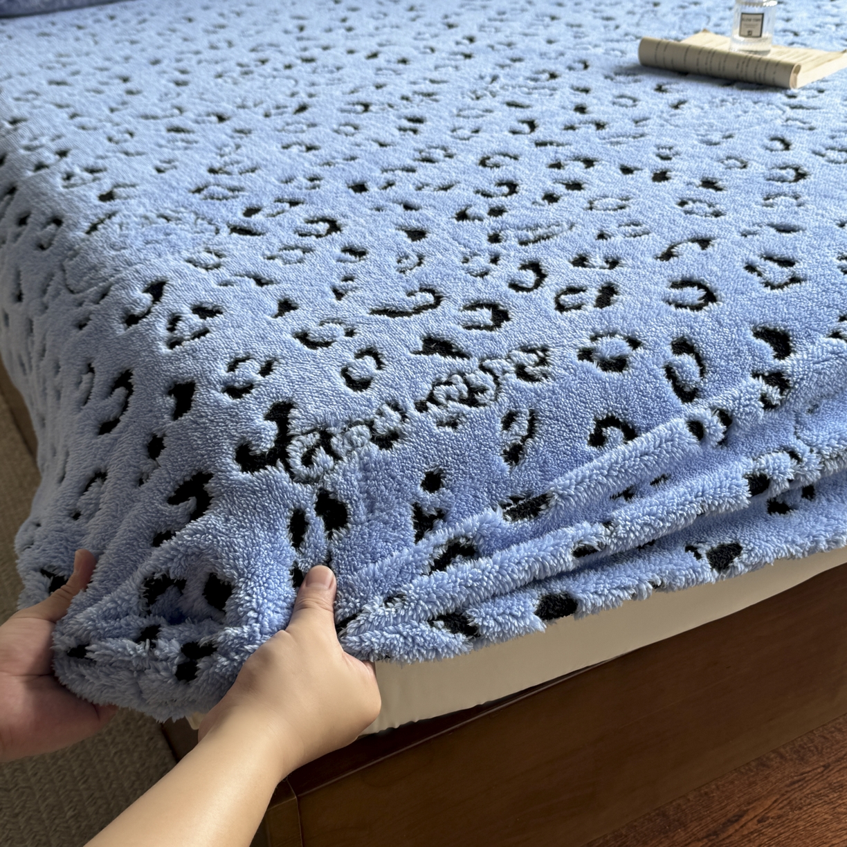 91家纺网 家纺一手货源 找家纺 新印象 2025新款阳离子绒保暖床笠 阳离子绒-斑豹蓝