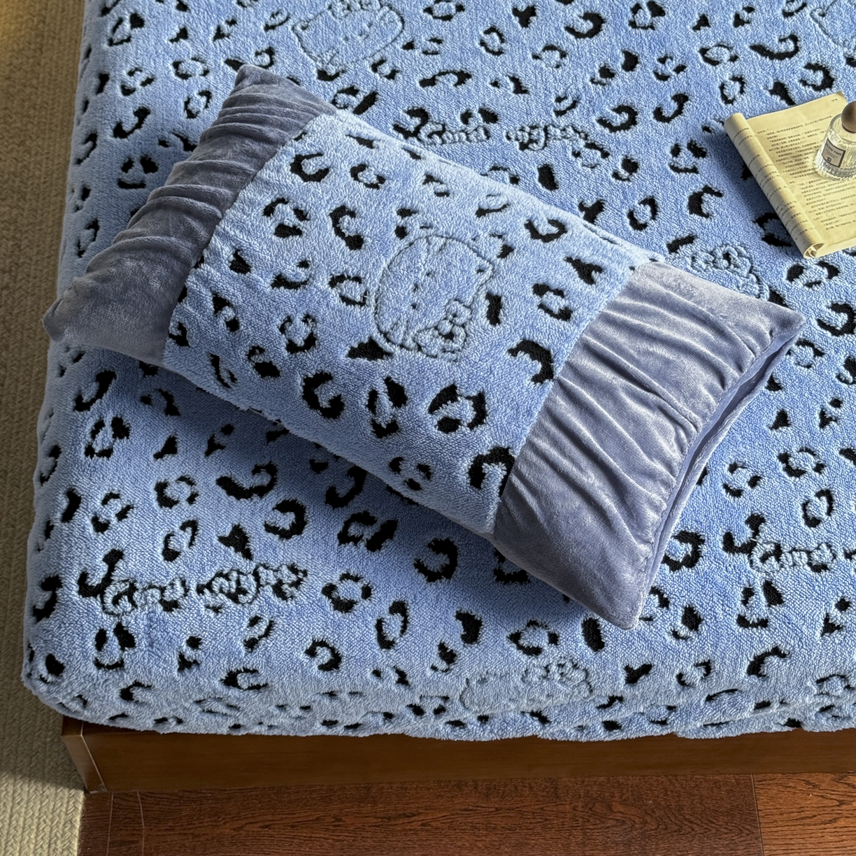 91家纺网 家纺一手货源 找家纺 新印象 2025新款阳离子绒保暖床笠 阳离子绒-斑豹蓝