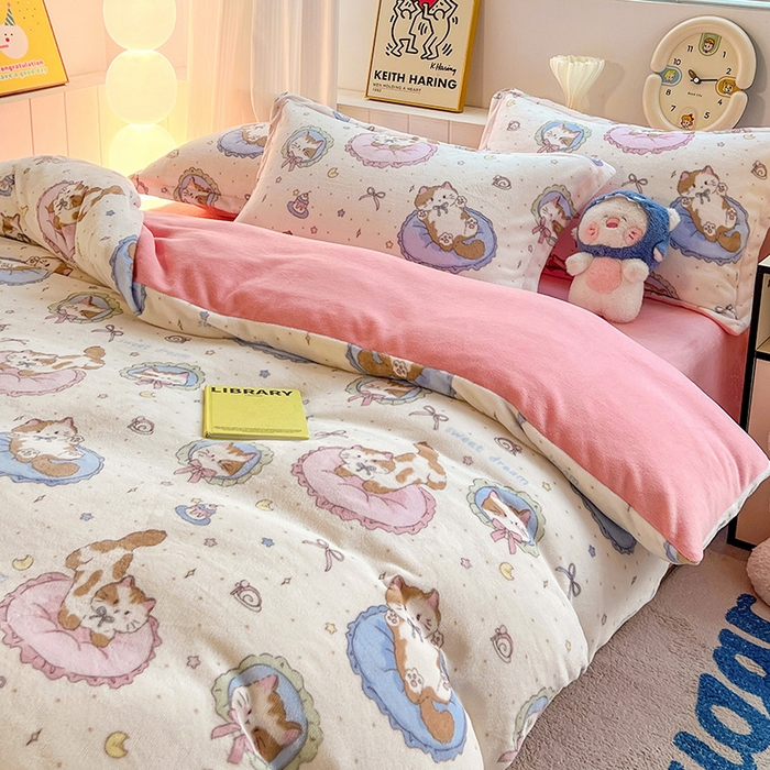 91家纺网 家纺一手货源 找家纺 简一 2025新款小清新牛奶绒印花四件套-卡通系列萝莉猫咪