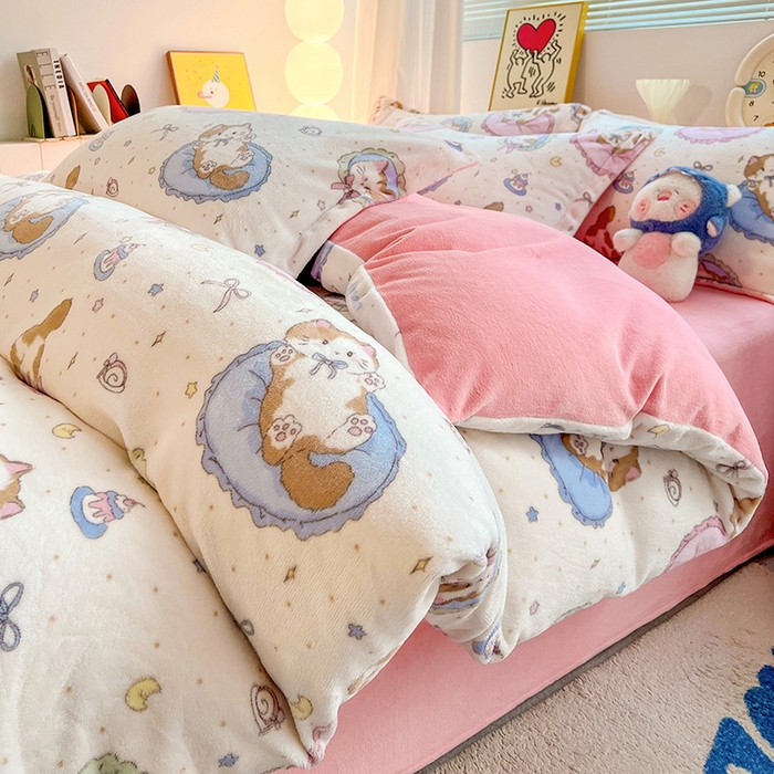 91家纺网 家纺一手货源 找家纺 简一 2025新款小清新牛奶绒印花四件套-卡通系列萝莉猫咪