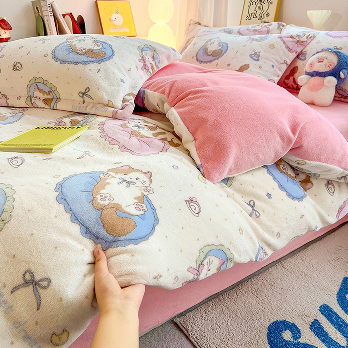 91家纺网 家纺一手货源 找家纺 简一 2025新款小清新牛奶绒印花四件套-卡通系列萝莉猫咪