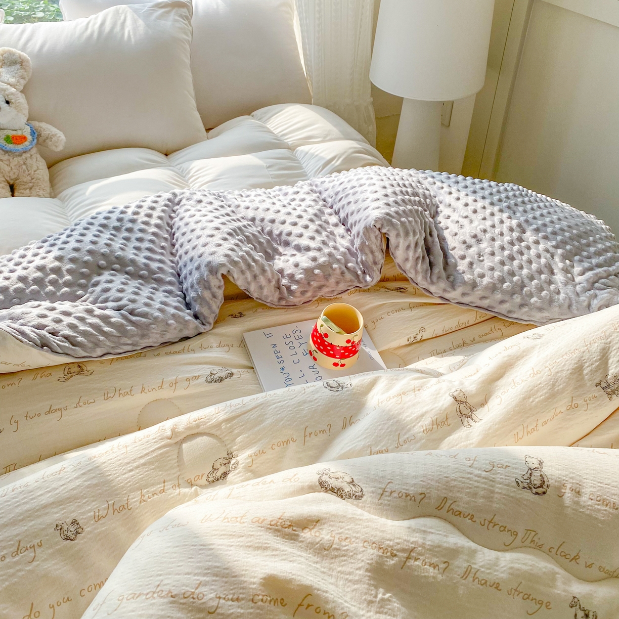 91家纺网 家纺一手货源 找家纺 美宜家 2025新款豆豆绒冬被子皱皱棉提花春秋被芯豆豆被 吉利熊