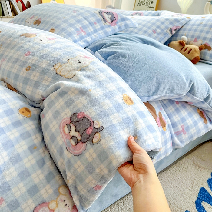 91家纺网 家纺一手货源 找家纺 简一 2025新款小清新牛奶绒印花四件套-卡通系列萌宠乐园