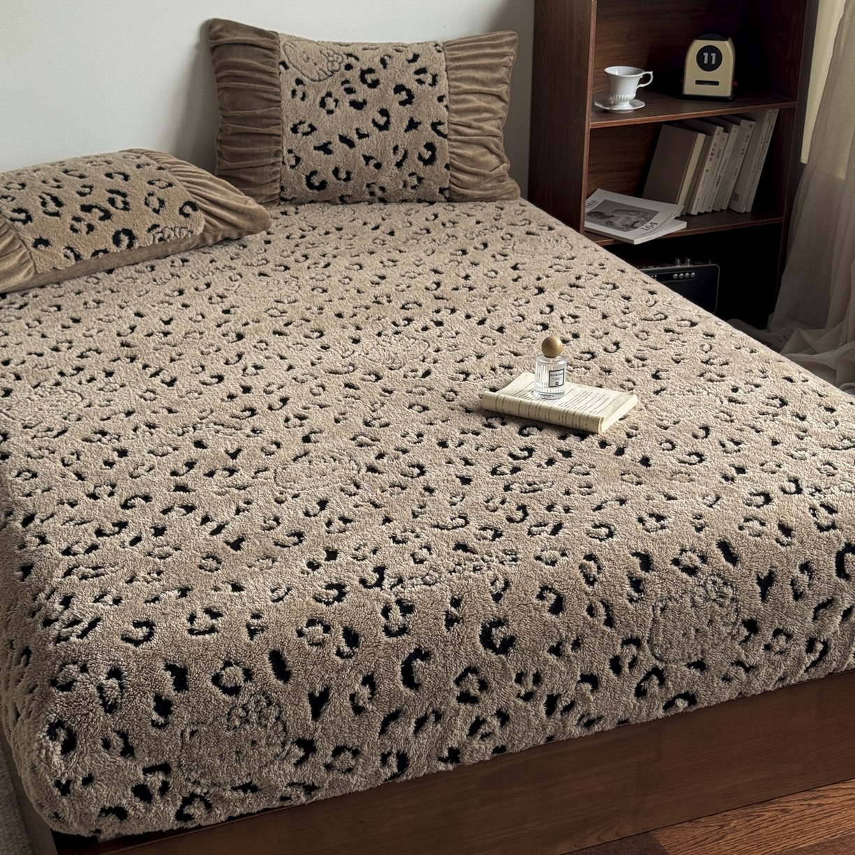 91家纺网 家纺一手货源 找家纺 新印象 2025新款阳离子绒保暖床笠 阳离子绒-斑豹驼