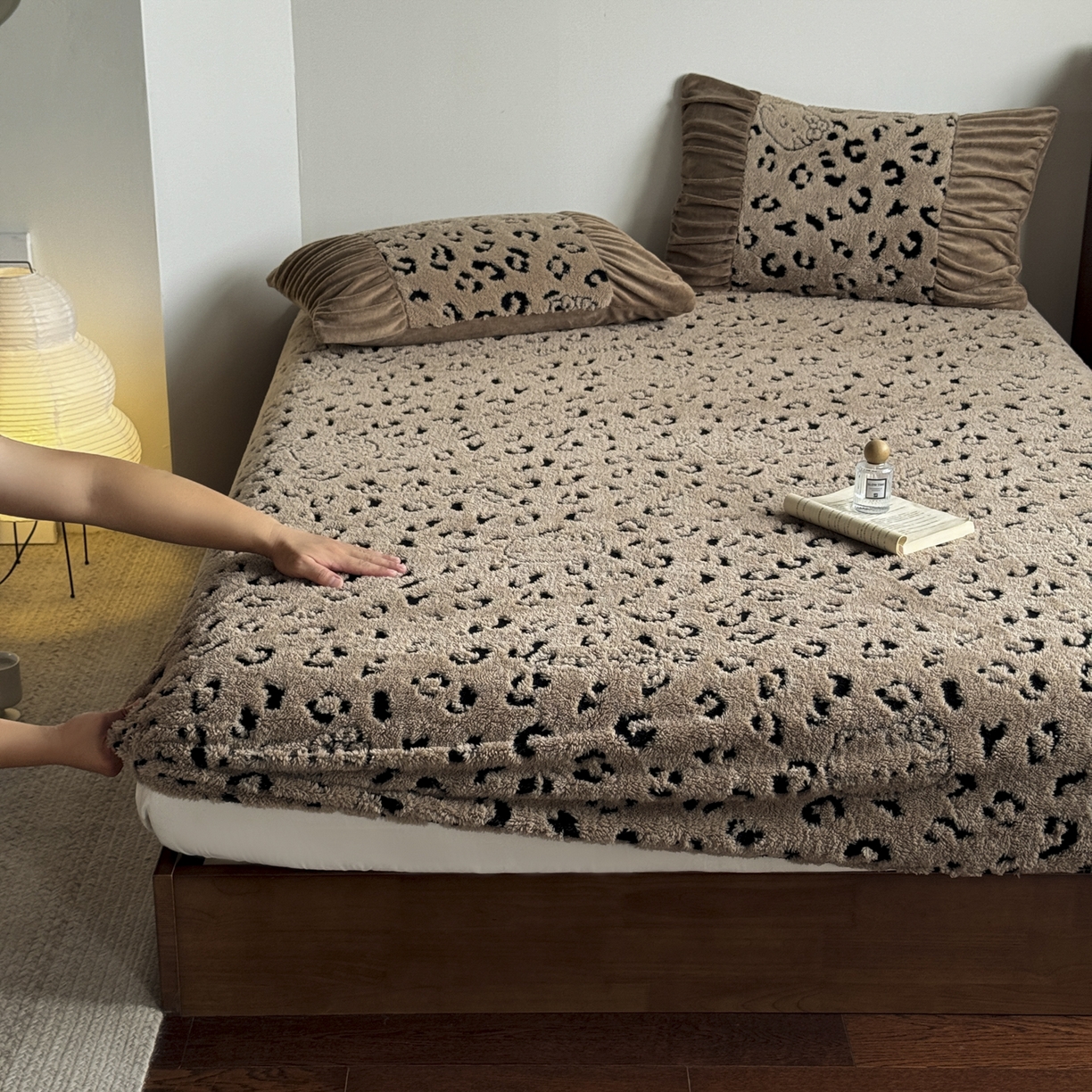 91家纺网 家纺一手货源 找家纺 新印象 2025新款阳离子绒保暖床笠 阳离子绒-斑豹驼