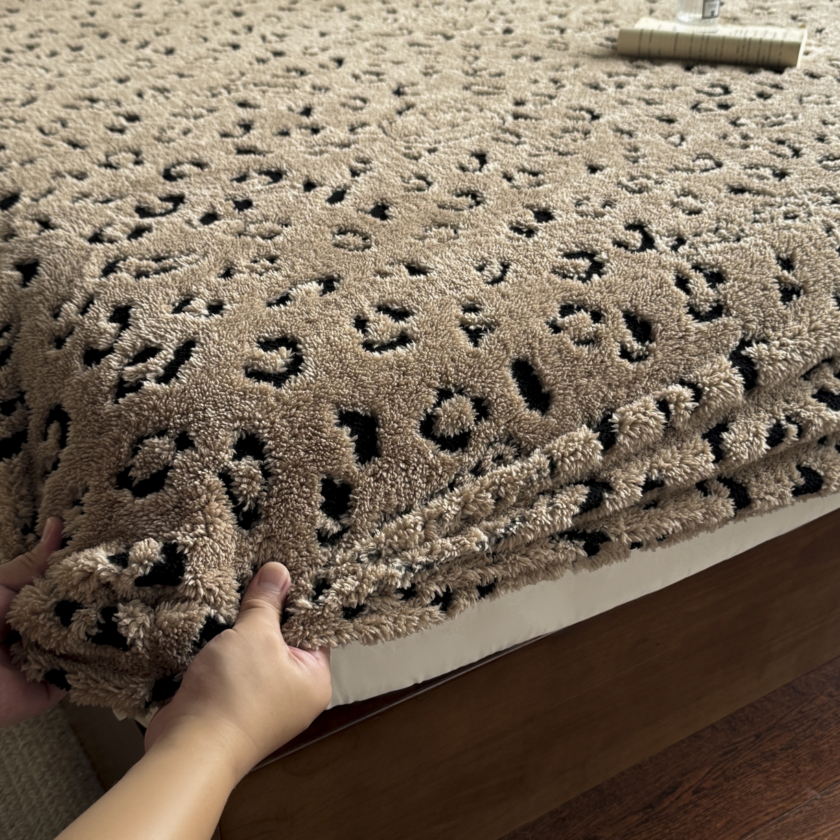 91家纺网 家纺一手货源 找家纺 新印象 2025新款阳离子绒保暖床笠 阳离子绒-斑豹驼