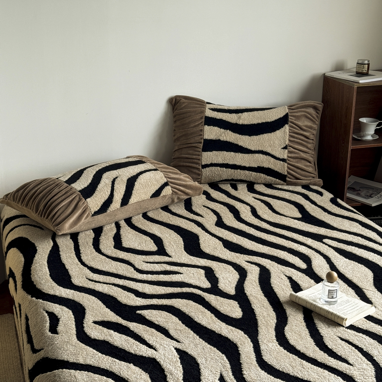 91家纺网 家纺一手货源 找家纺 新印象 2025新款阳离子绒保暖床笠 阳离子绒-斑马纹