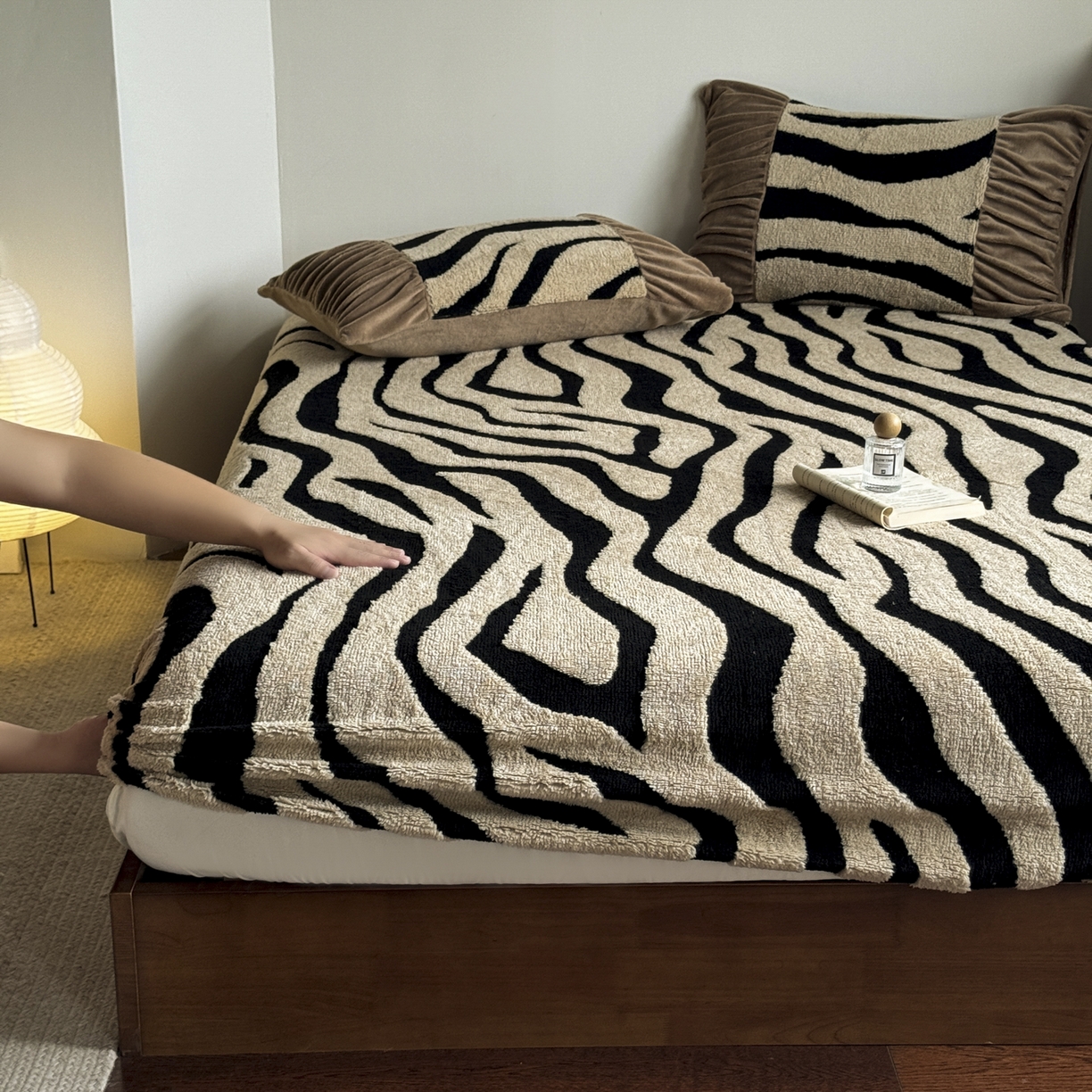 91家纺网 家纺一手货源 找家纺 新印象 2025新款阳离子绒保暖床笠 阳离子绒-斑马纹