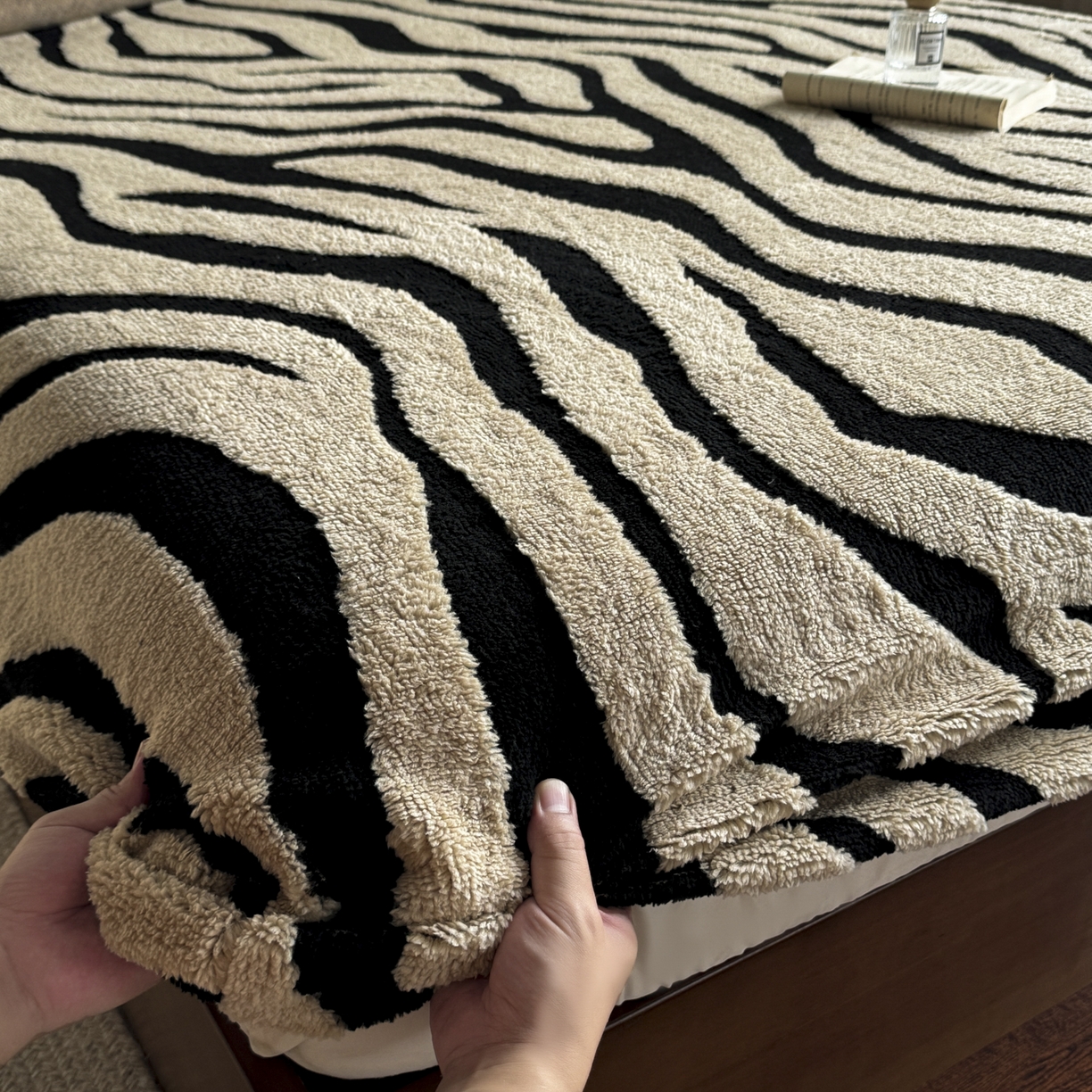 91家纺网 家纺一手货源 找家纺 新印象 2025新款阳离子绒保暖床笠 阳离子绒-斑马纹
