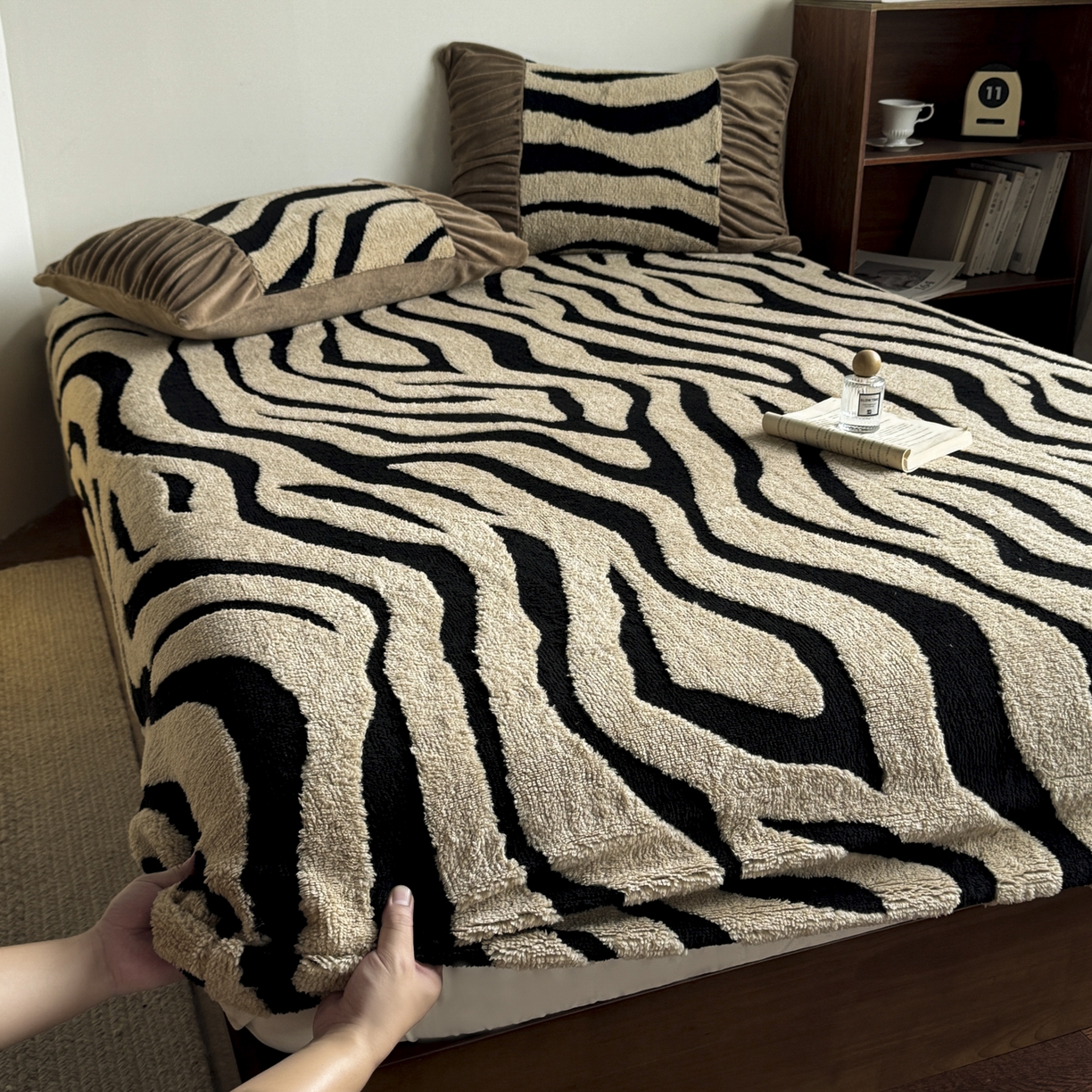 91家纺网 家纺一手货源 找家纺 新印象 2025新款阳离子绒保暖床笠 阳离子绒-斑马纹