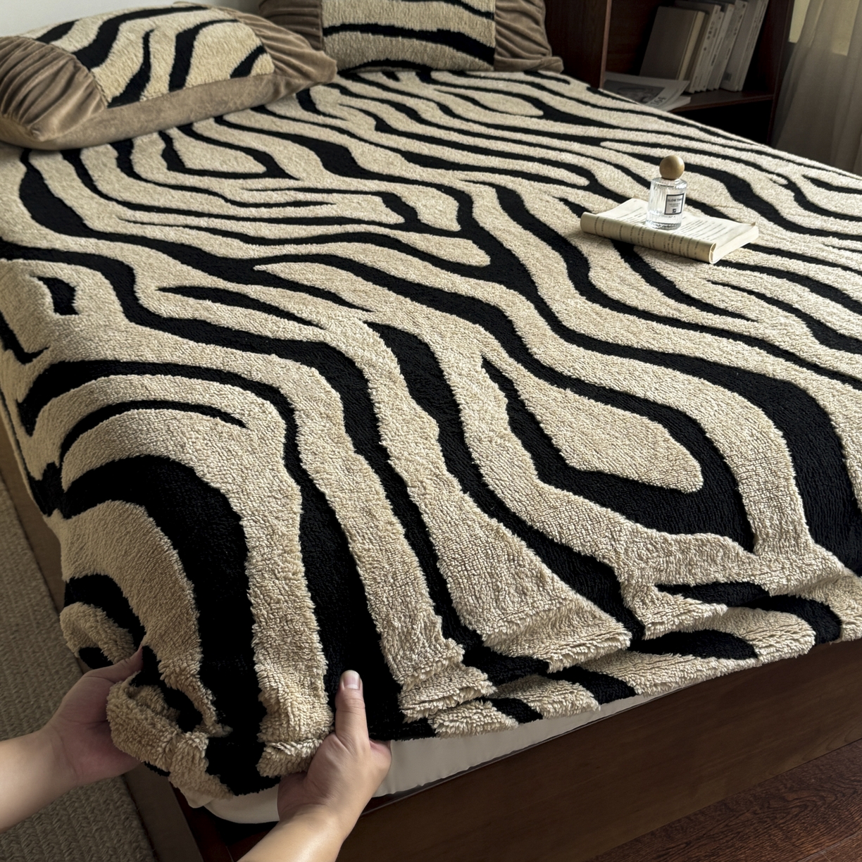 91家纺网 家纺一手货源 找家纺 新印象 2025新款阳离子绒保暖床笠 阳离子绒-斑马纹