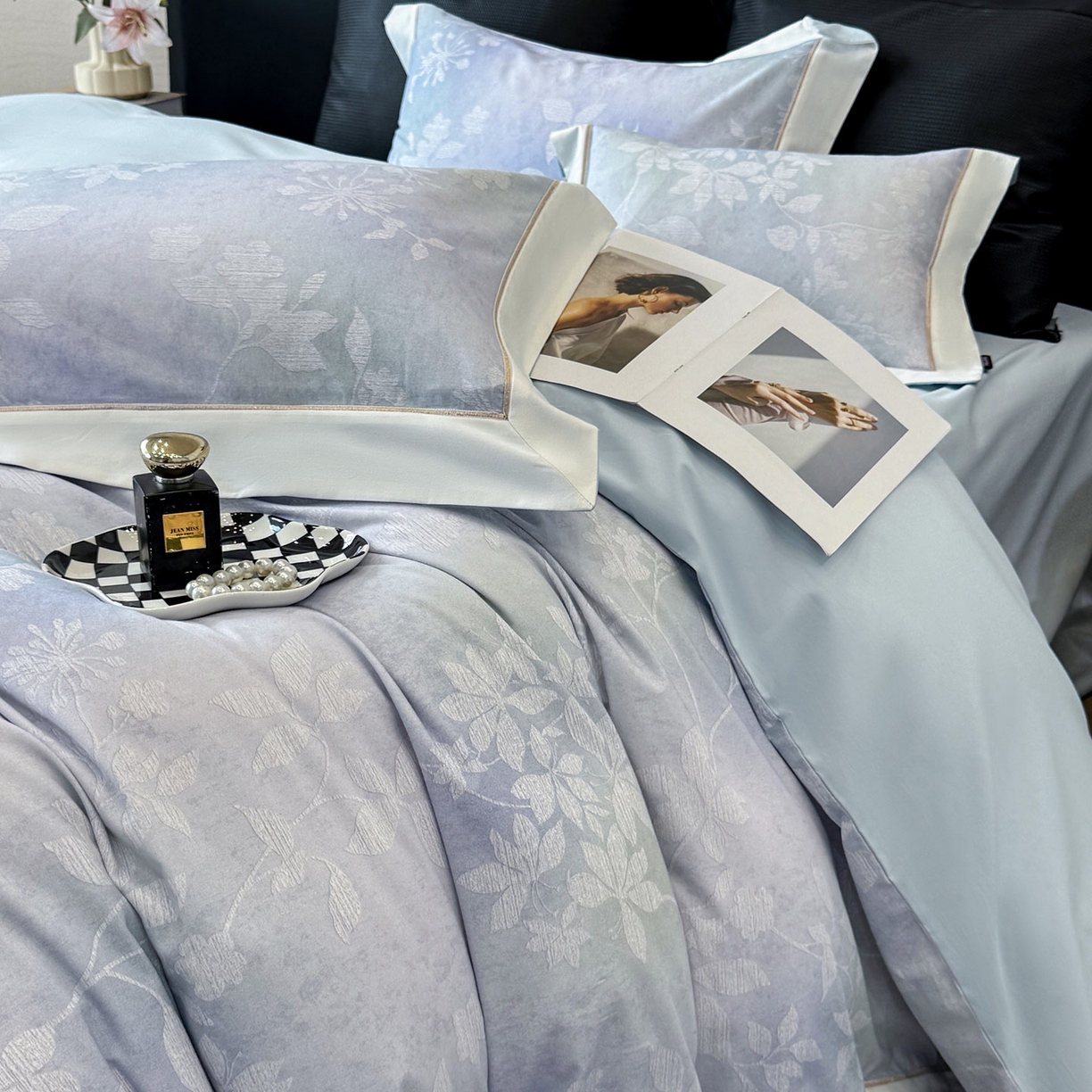 91家纺网 家纺一手货源 找家纺  2025冬季热款A类加厚磨毛四件套全棉纯棉数码印花保暖被套床单高端轻奢风床笠床上用品 瑾姝-羽蓝