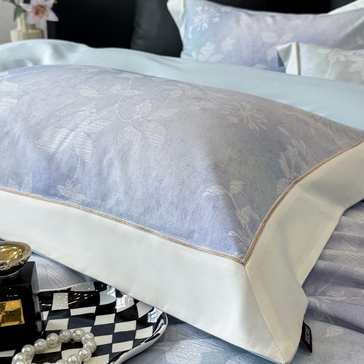 91家纺网 家纺一手货源 找家纺  2025冬季热款A类加厚磨毛四件套全棉纯棉数码印花保暖被套床单高端轻奢风床笠床上用品 瑾姝-羽蓝