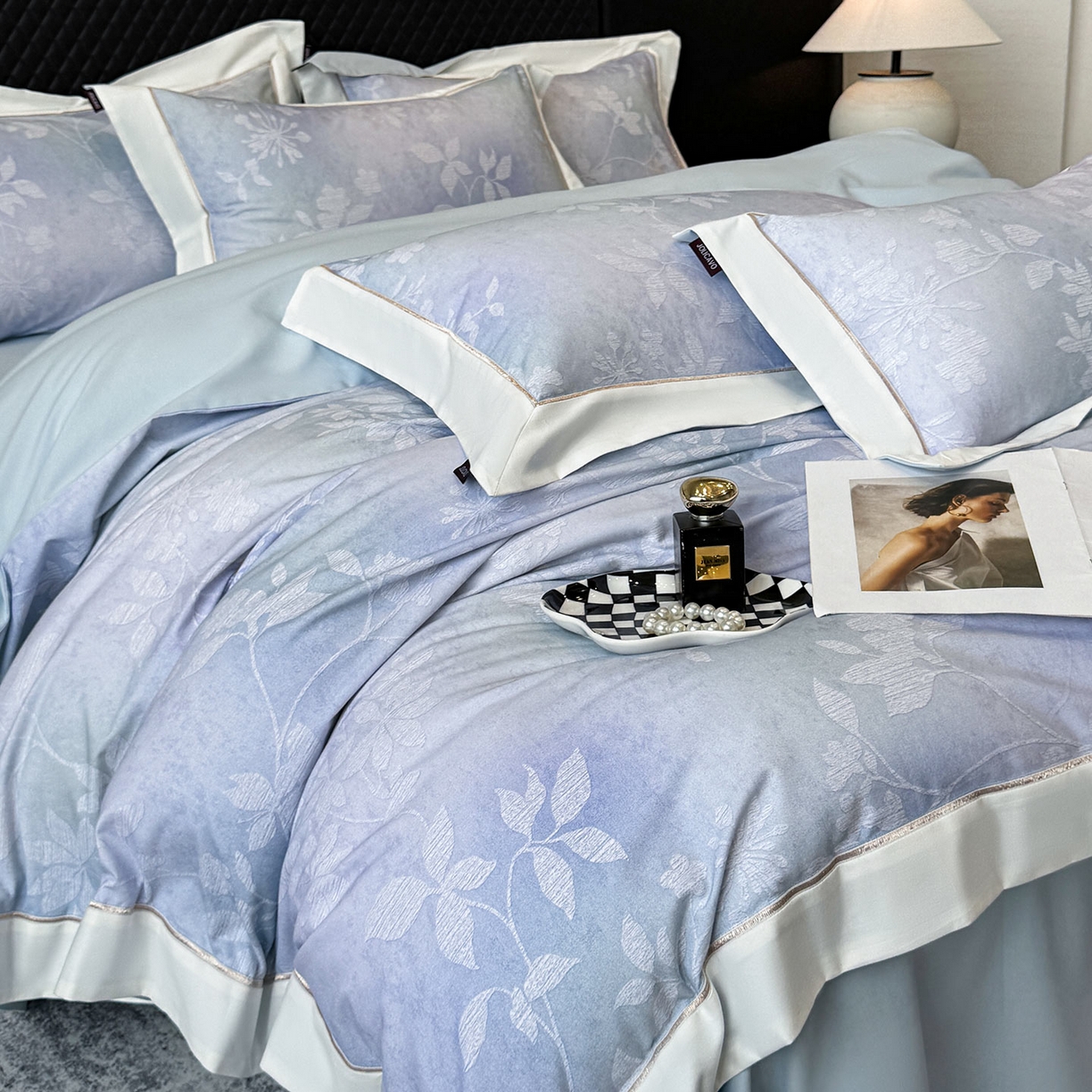 91家纺网 家纺一手货源 找家纺  2025冬季热款A类加厚磨毛四件套全棉纯棉数码印花保暖被套床单高端轻奢风床笠床上用品 瑾姝-羽蓝