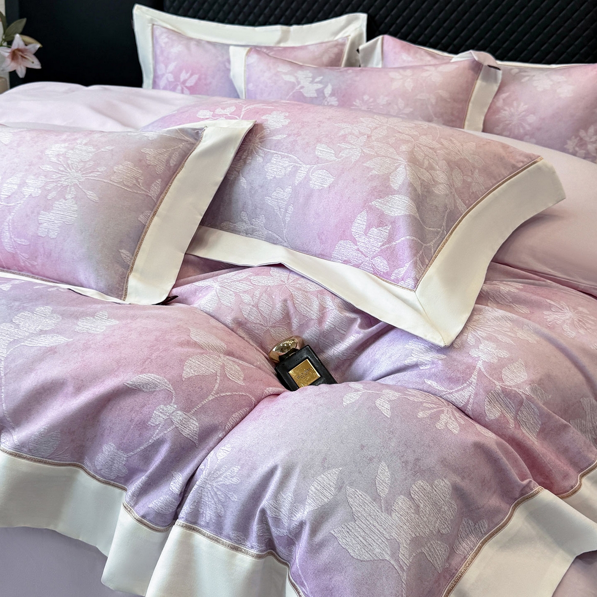 91家纺网 家纺一手货源 找家纺  2025冬季热款A类加厚磨毛四件套全棉纯棉数码印花保暖被套床单高端轻奢风床笠床上用品 瑾姝-黛紫