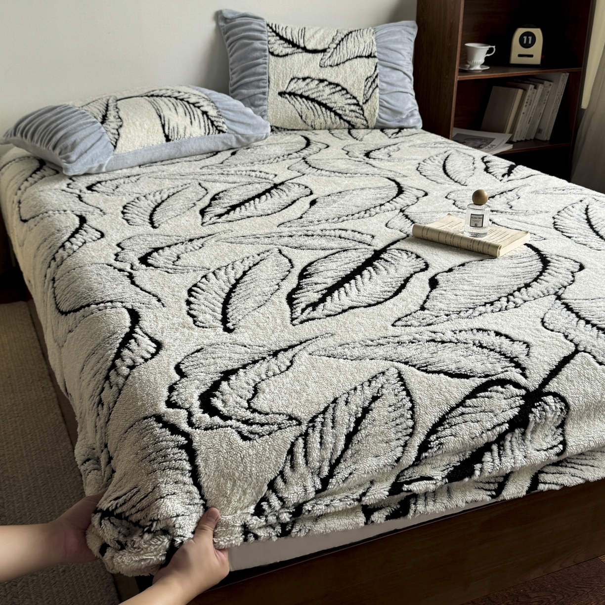 91家纺网 家纺一手货源 找家纺 新印象 2025新款阳离子绒保暖床笠 阳离子绒-樊林奶白