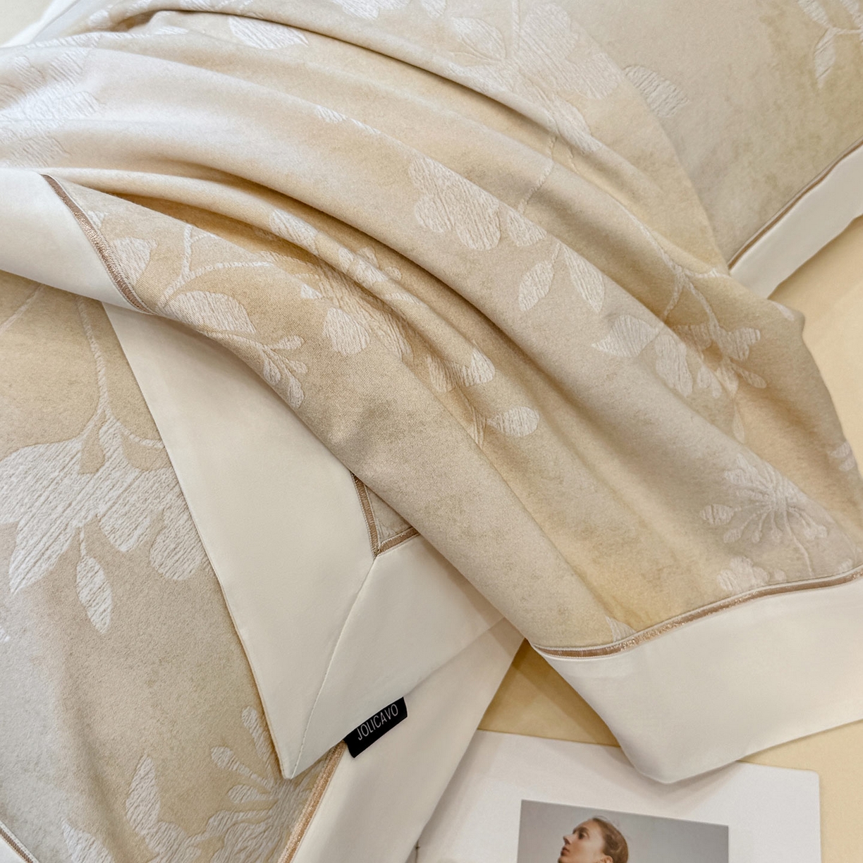 91家纺网 家纺一手货源 找家纺  2025冬季热款A类加厚磨毛四件套全棉纯棉数码印花保暖被套床单高端轻奢风床笠床上用品 瑾姝-奶杏