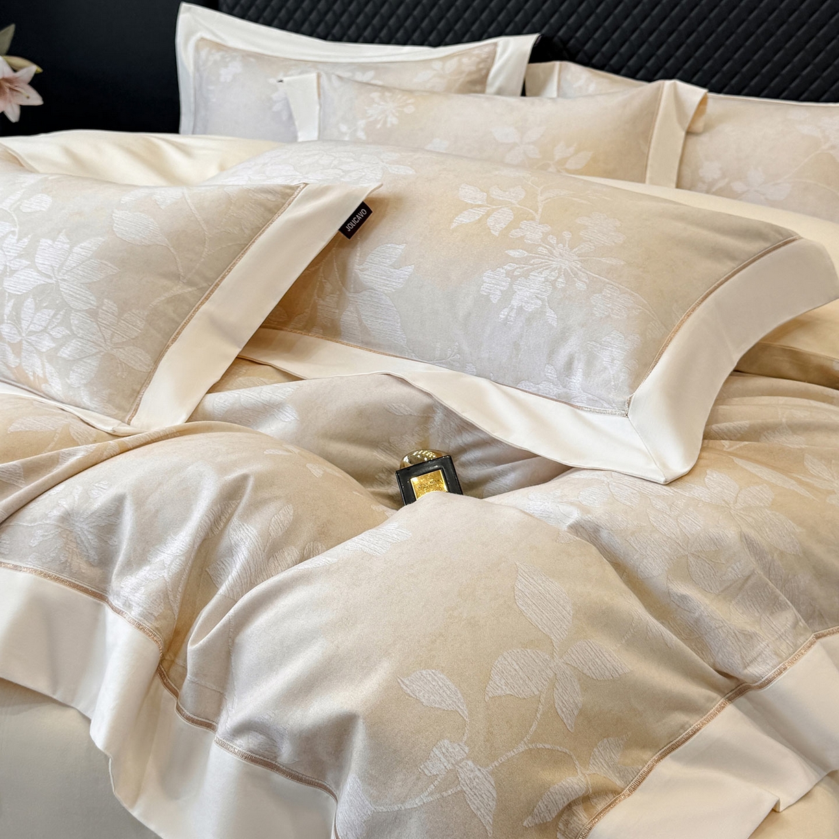 91家纺网 家纺一手货源 找家纺  2025冬季热款A类加厚磨毛四件套全棉纯棉数码印花保暖被套床单高端轻奢风床笠床上用品 瑾姝-奶杏