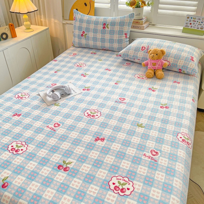 91家纺网 家纺一手货源 找家纺 爱屋及屋 2025新款牛奶绒印花床单 爱心樱桃