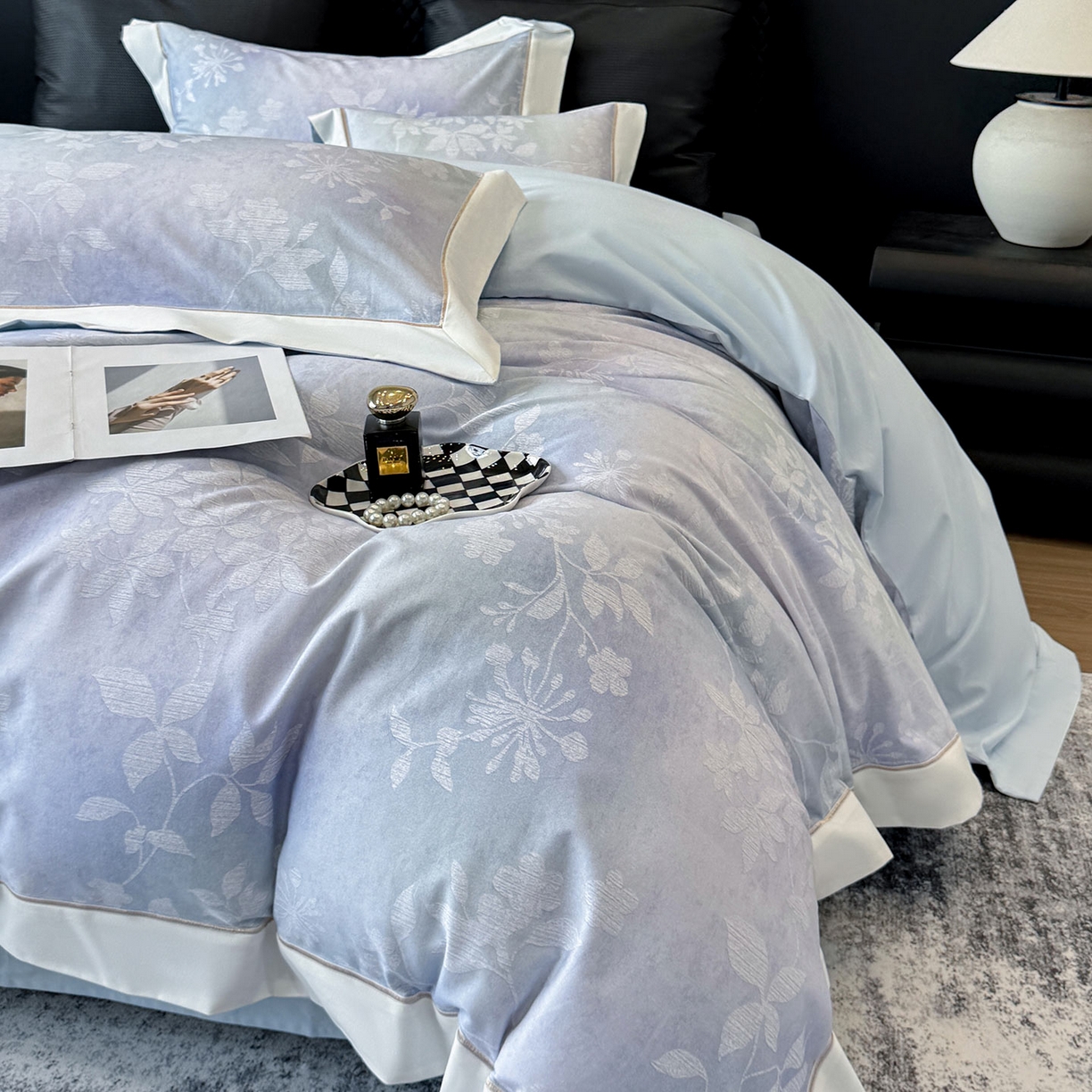 91家纺网 家纺一手货源 找家纺  2025冬季热款A类加厚磨毛四件套全棉纯棉数码印花保暖被套床单高端轻奢风床笠床上用品 瑾姝-羽蓝