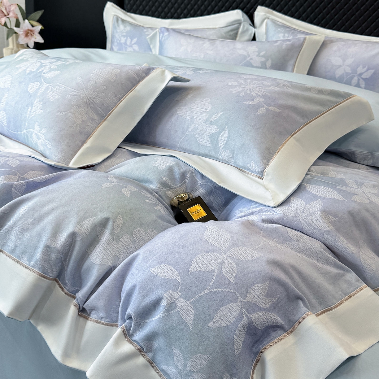 91家纺网 家纺一手货源 找家纺  2025冬季热款A类加厚磨毛四件套全棉纯棉数码印花保暖被套床单高端轻奢风床笠床上用品 瑾姝-羽蓝