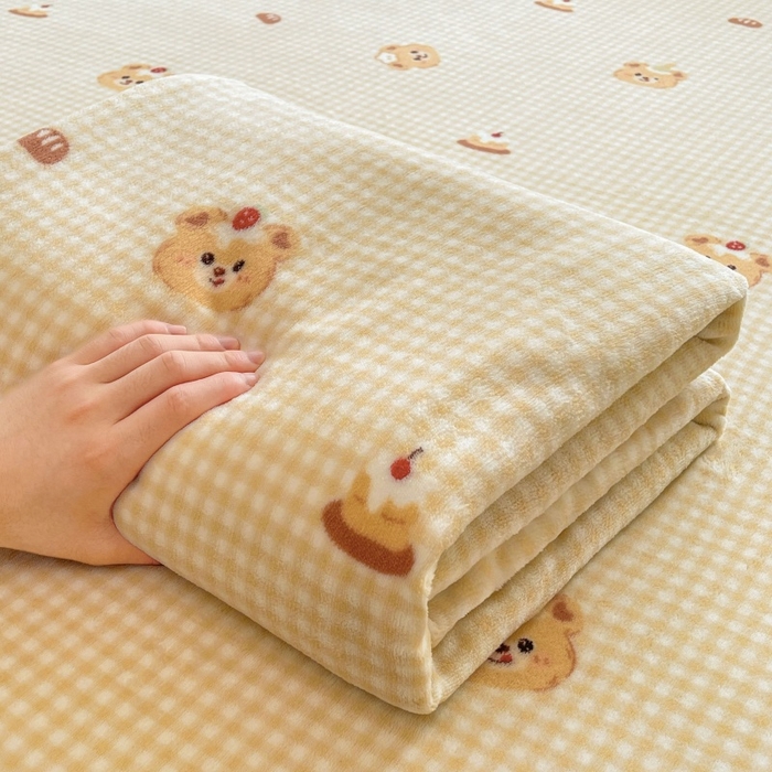 91家纺网 家纺一手货源 找家纺 爱屋及屋 2025新款牛奶绒印花床单 蛋糕小熊