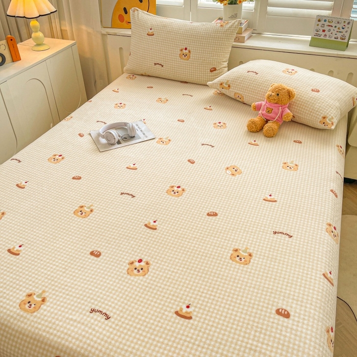 91家纺网 家纺一手货源 找家纺 爱屋及屋 2025新款牛奶绒印花床单 蛋糕小熊