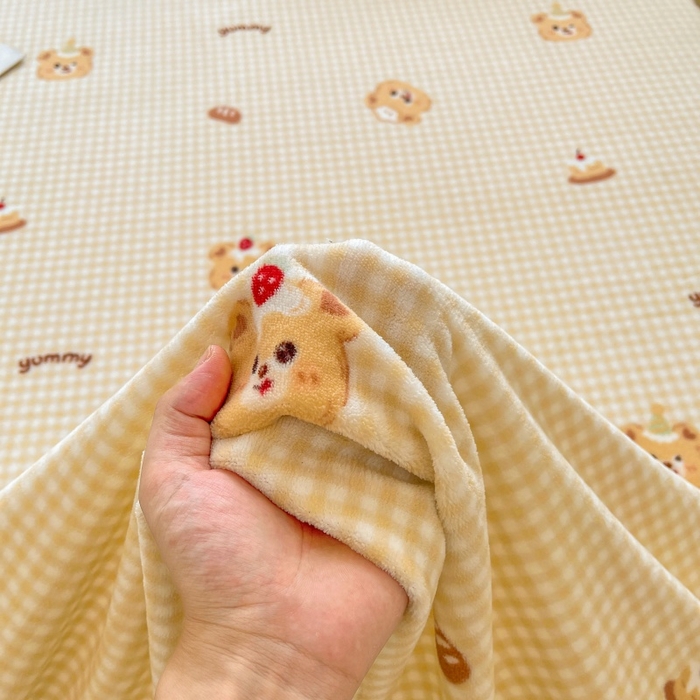 91家纺网 家纺一手货源 找家纺 爱屋及屋 2025新款牛奶绒印花床单 蛋糕小熊