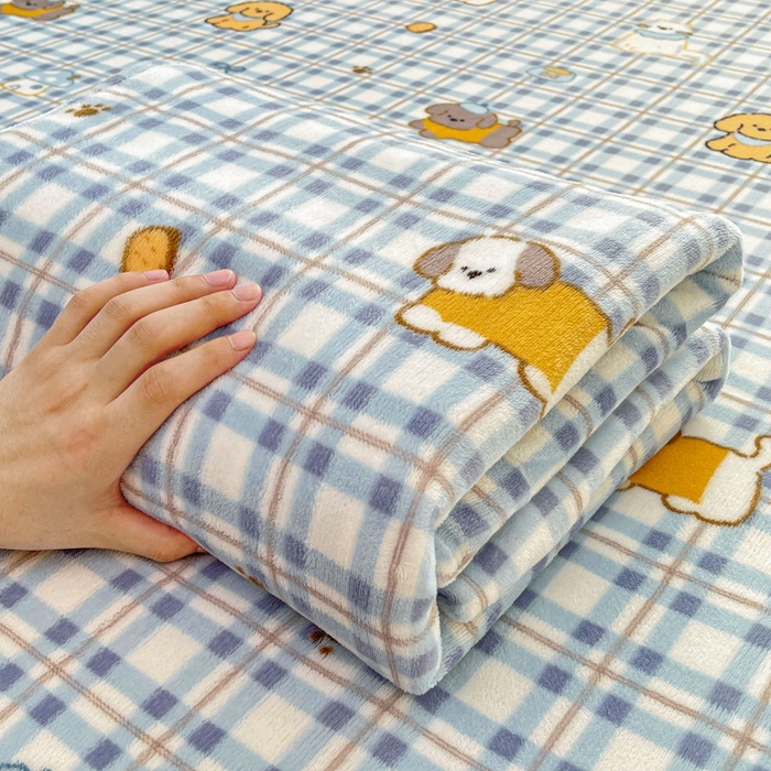 91家纺网 家纺一手货源 找家纺 爱屋及屋 2025新款牛奶绒印花床单 蓝格萌狗