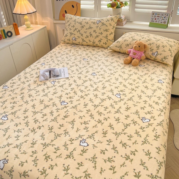 91家纺网 家纺一手货源 找家纺 爱屋及屋 2025新款牛奶绒印花床单 山茶小兔