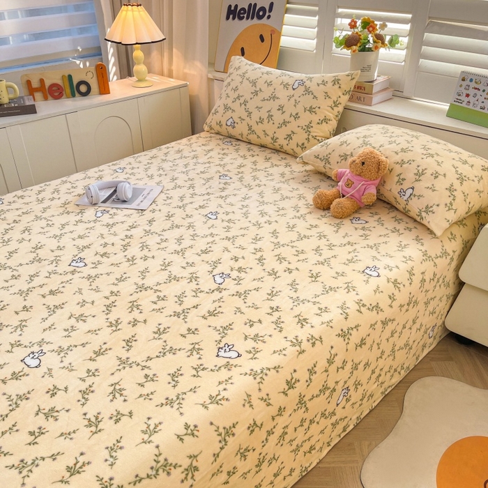 91家纺网 家纺一手货源 找家纺 爱屋及屋 2025新款牛奶绒印花床单 山茶小兔