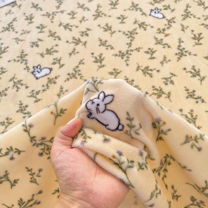 91家纺网 家纺一手货源 找家纺 爱屋及屋 2025新款牛奶绒印花床单 山茶小兔