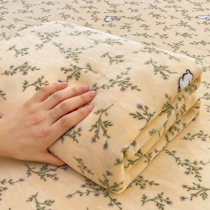 91家纺网 家纺一手货源 找家纺 爱屋及屋 2025新款牛奶绒印花床单 山茶小兔